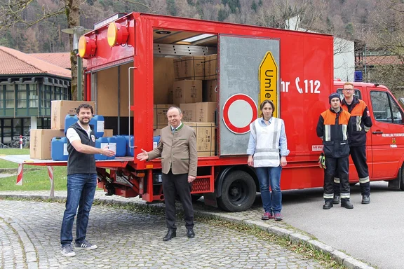 2020-03-31_K-Fall Versorgungsfahrten - Schutzkleidung_uebergabe_RGB.jpg