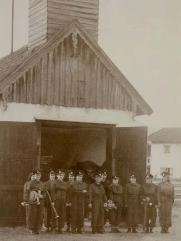 Frauanfeuerwehr vor dem Haus.jpg